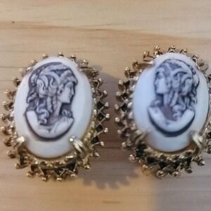 Vintage Florenza Cameo Clip On Earrings Ornate Gold‎ Tone Filigree